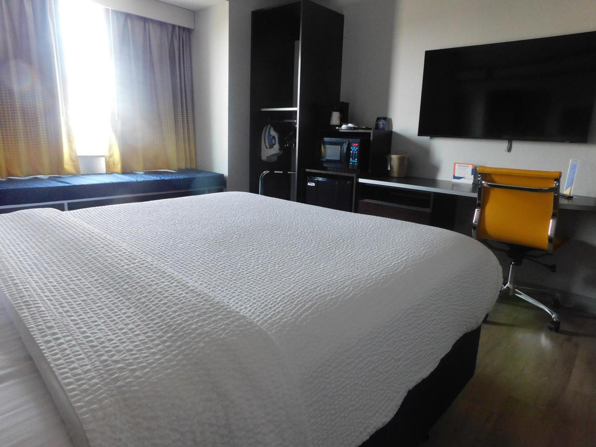 Microtel Inn & Suites By Wyndham Wheeling At The Highlands Triadelphia Экстерьер фото