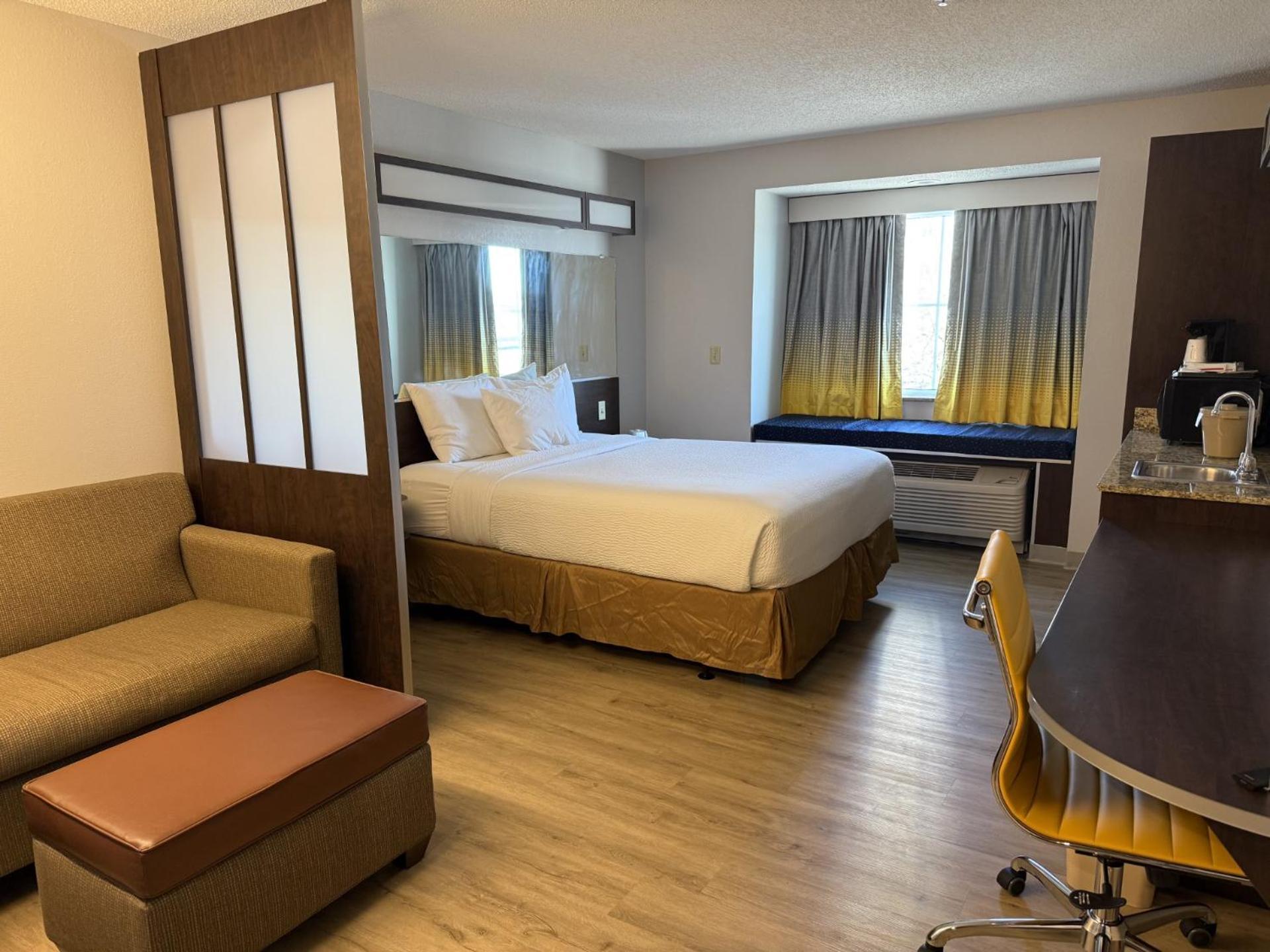 Microtel Inn & Suites By Wyndham Wheeling At The Highlands Triadelphia Экстерьер фото