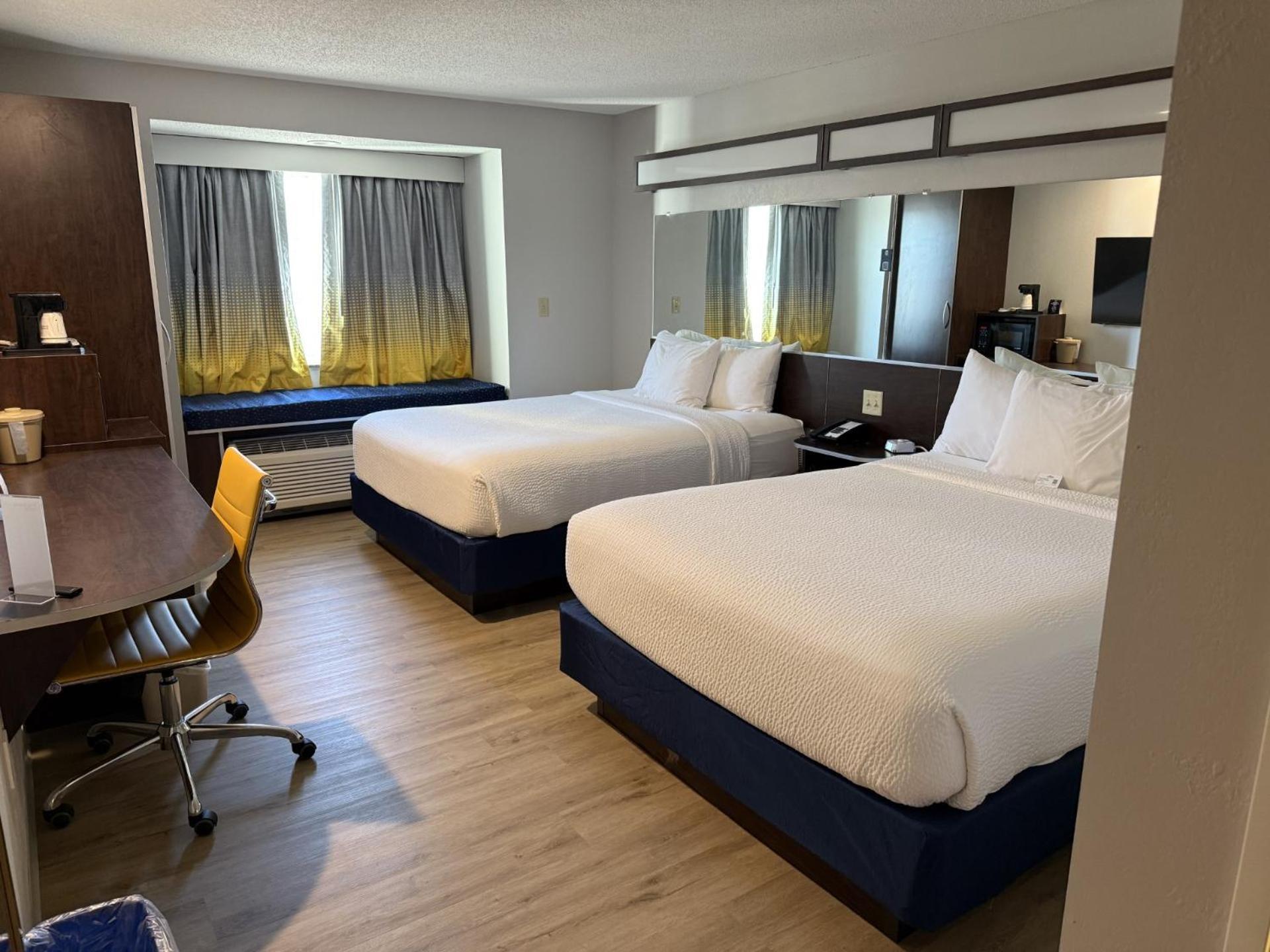 Microtel Inn & Suites By Wyndham Wheeling At The Highlands Triadelphia Экстерьер фото